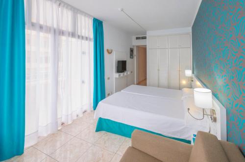 Habitación Triple Estándar del hotel Checkin Concordia Playa. Foto 5