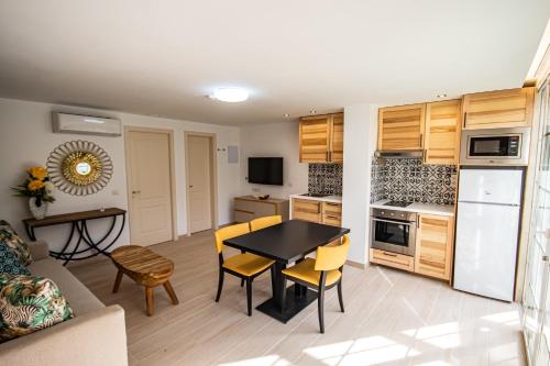 Apartamento con 1 dormitorio y terraza o balcón del hotel Eden Meloneras By Tam Resorts. Foto 2