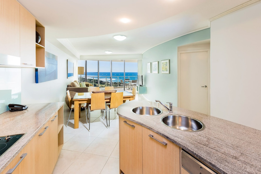 Apartamento de 2 dormitorios con vistas a la piscina del hotel The Sebel Maroochydore. Foto 7