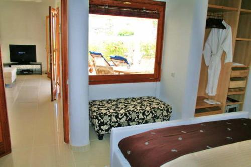 Suite con vistas al jardín del hotel Birdcage Gay Resort - Adult Only. Foto 5