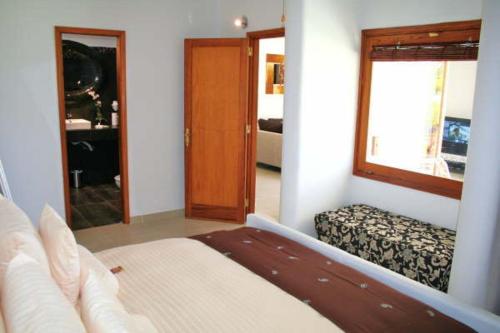 Suite con vistas al jardín del hotel Birdcage Gay Resort - Adult Only. Foto 7