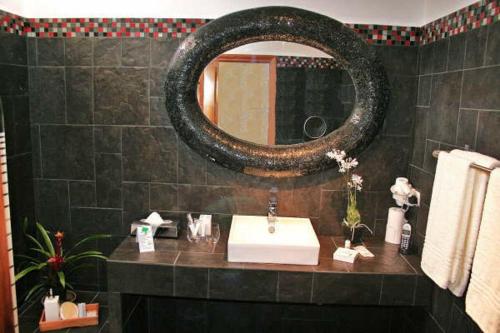 Suite con vistas al jardín del hotel Birdcage Gay Resort - Adult Only. Foto 8