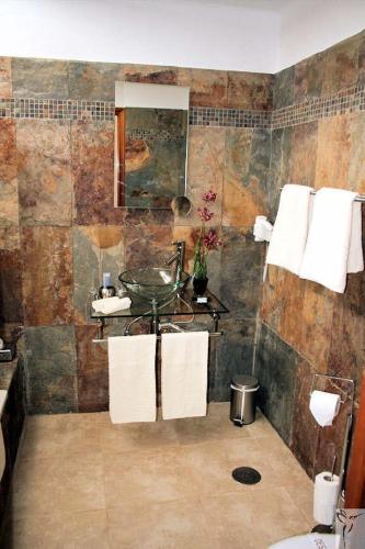 Suite con vistas al jardín del hotel Birdcage Gay Resort - Adult Only. Foto 11