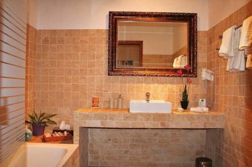 Suite con vistas al jardín del hotel Birdcage Gay Resort - Adult Only. Foto 12