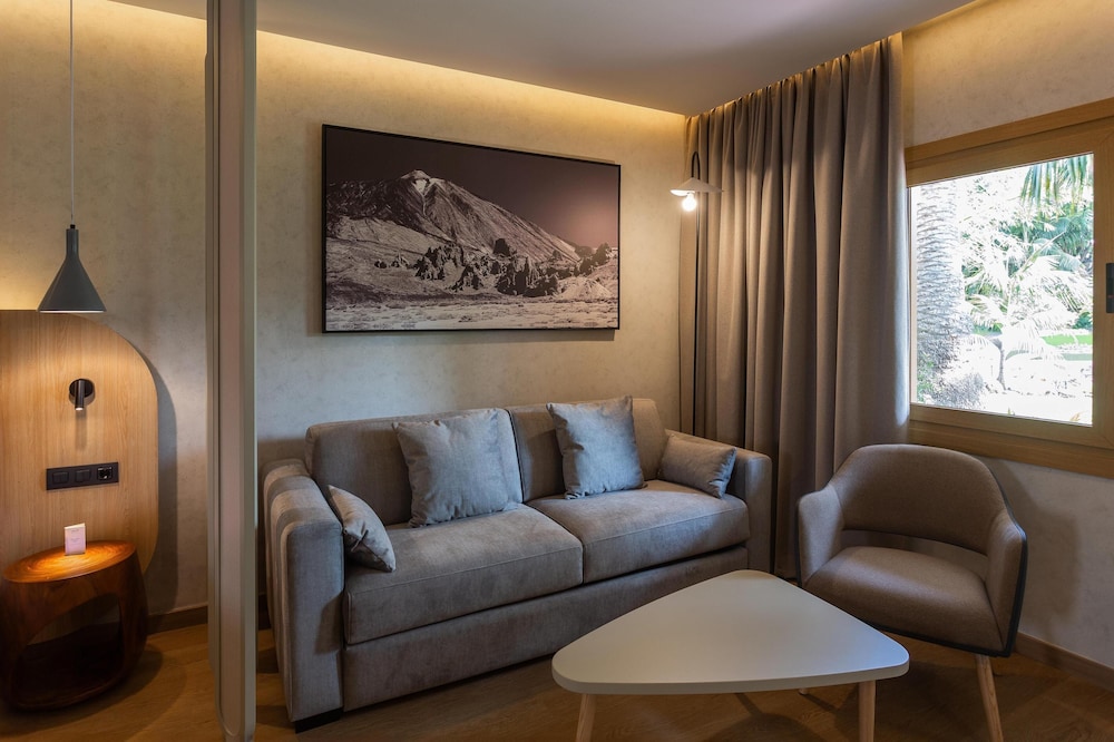 Suite junior, balcón del hotel Radisson Resort and Residences Tenerife - Adults Only. Foto 5