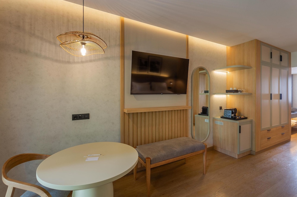 Suite junior, balcón del hotel Radisson Resort and Residences Tenerife - Adults Only. Foto 7