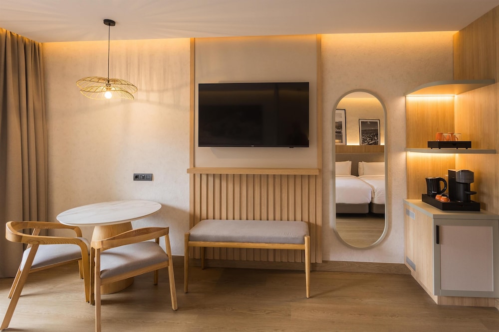 Suite junior, balcón del hotel Radisson Resort and Residences Tenerife - Adults Only. Foto 14