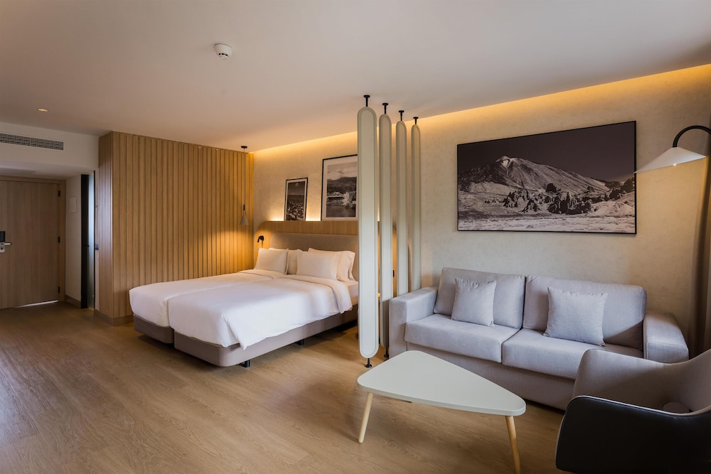 Suite junior, balcón del hotel Radisson Resort and Residences Tenerife - Adults Only. Foto 17