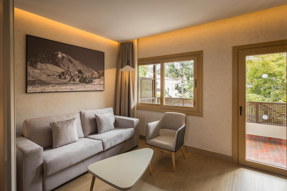 Suite junior, balcón del hotel Radisson Resort and Residences Tenerife - Adults Only. Foto 18