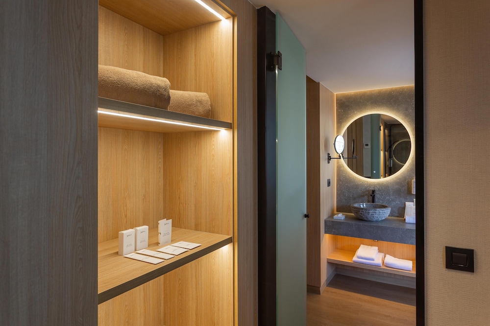 Suite junior, balcón del hotel Radisson Resort and Residences Tenerife - Adults Only. Foto 22