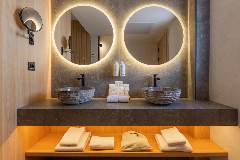 Suite junior, balcón del hotel Radisson Resort and Residences Tenerife - Adults Only. Foto 23