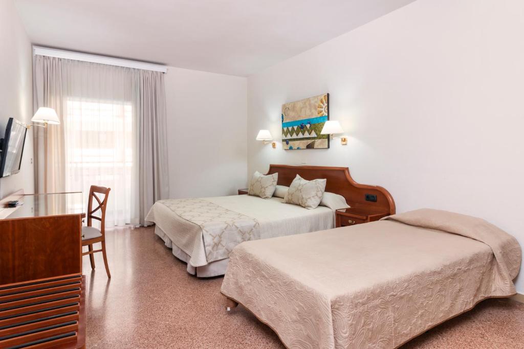 Habitación triple del hotel Hc Magec. Foto 2