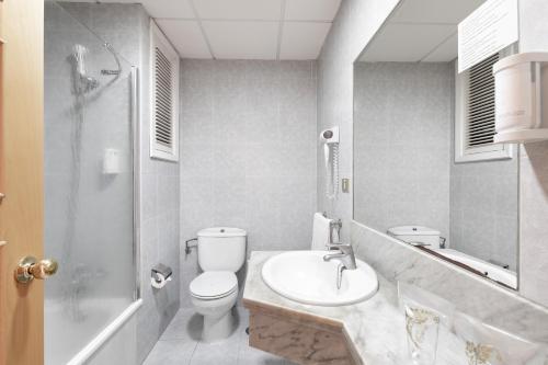 Habitación Doble con cama supletoria del hotel Hc Magec. Foto 1