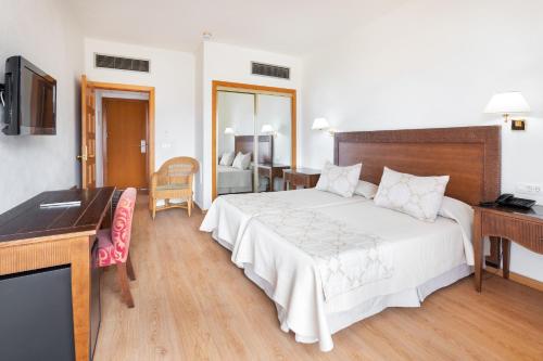 Habitación Doble con vistas a la montaña del hotel Hc Magec. Foto 3