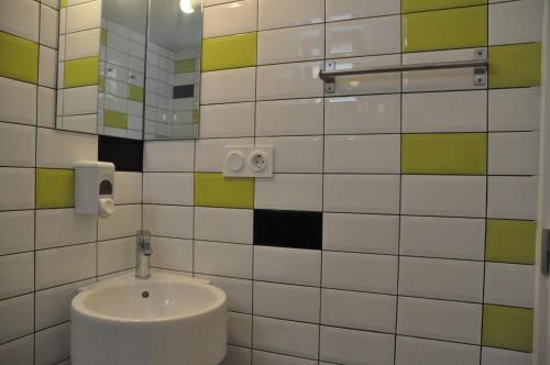 Habitación Doble Superior con 2 camas y baño privado del hotel Falow. Foto 1