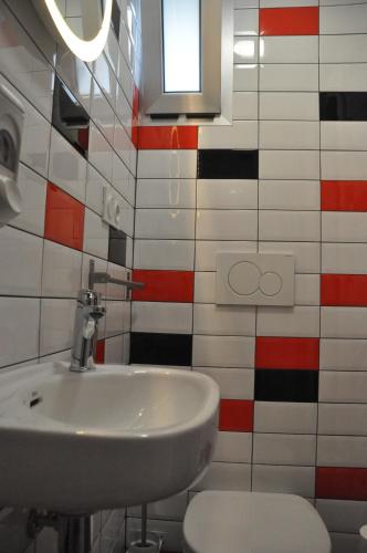 Habitación Doble Superior con 2 camas y baño privado del hotel Falow. Foto 10