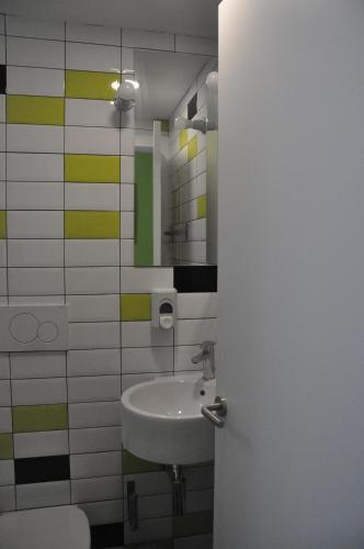 Habitación Doble Superior con 2 camas y baño privado del hotel Falow. Foto 29