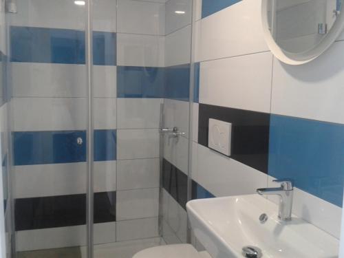 Habitación Doble Superior con 2 camas y baño privado del hotel Falow. Foto 48