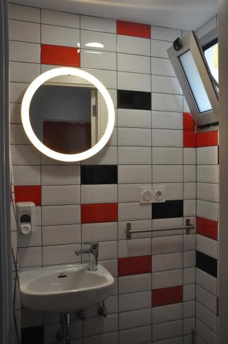 Habitación Doble Superior con 2 camas y baño privado del hotel Falow. Foto 49