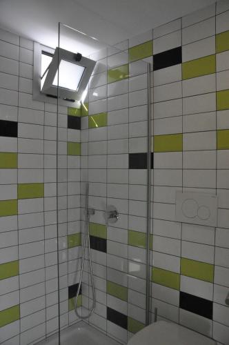 Habitación Doble Superior con 2 camas y baño privado del hotel Falow. Foto 4