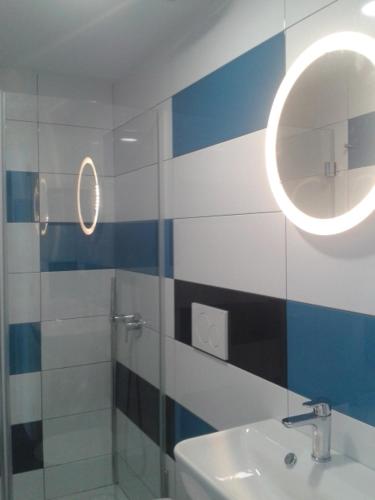 Habitación Doble Superior con 2 camas y baño privado del hotel Falow. Foto 17