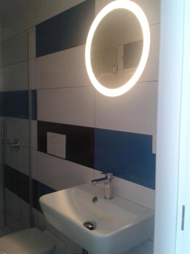 Habitación Doble Superior con 2 camas y baño privado del hotel Falow. Foto 18