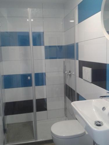 Habitación Doble Superior con 2 camas y baño privado del hotel Falow. Foto 20