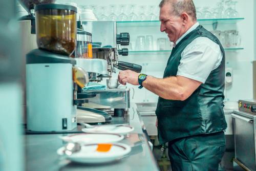 Estudio Vista Piscina Balcón o Terraza Con Cocina Vista ciudad 2 Camas individuales del hotel Park Plaza. Foto 18