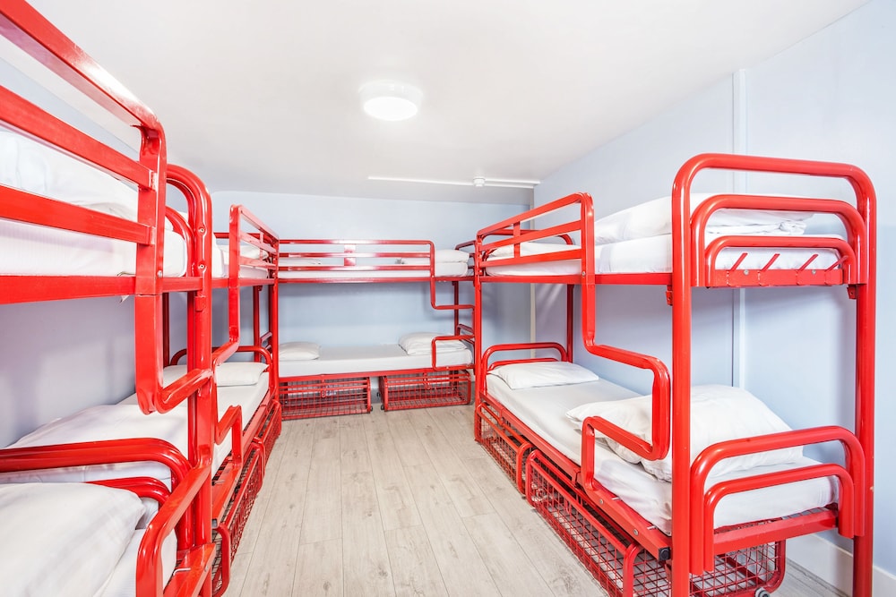 8 Bed Mixed Dorm Lower Floors Shared Bathroom del hotel Astor Victoria - Adults Only. Foto 1
