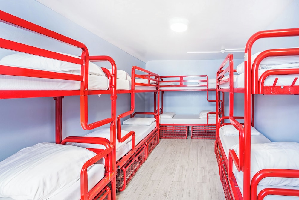 8 Bed Mixed Dorm Lower Floors Shared Bathroom del hotel Astor Victoria - Adults Only. Foto 3