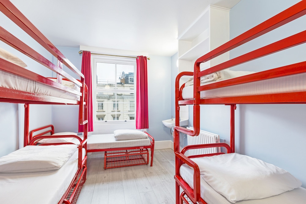 Cama en dormitorio mixto de 5 camas del hotel Astor Victoria - Adults Only