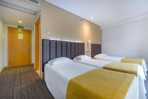 Habitación Triple del hotel Azinheira by RIDAN Hotels