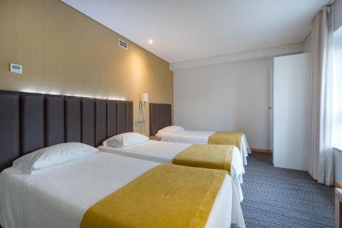 Habitación Triple del hotel Azinheira by RIDAN Hotels. Foto 2