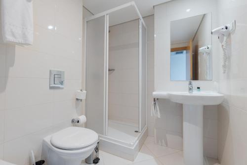 Habitación Doble con balcón - 2 camas del hotel Azinheira by RIDAN Hotels. Foto 1