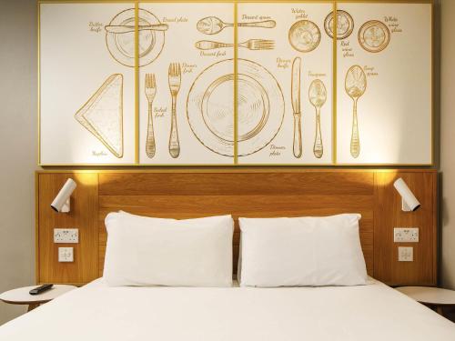 Habitación con cama grande del hotel Ibis Styles Birmingham Centre