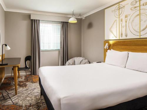 Habitación con cama grande del hotel Ibis Styles Birmingham Centre. Foto 1