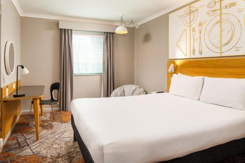 Habitación con cama grande del hotel Ibis Styles Birmingham Centre. Foto 4