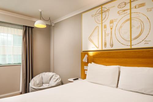 Habitación con cama grande del hotel Ibis Styles Birmingham Centre. Foto 5