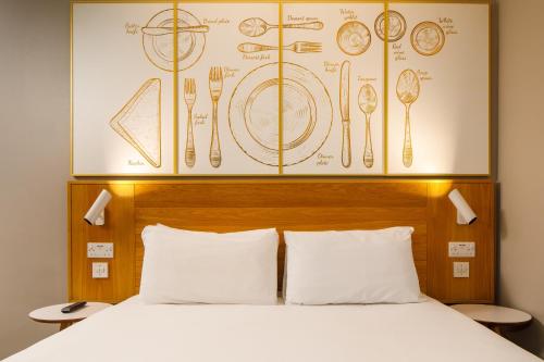 Habitación con cama grande del hotel Ibis Styles Birmingham Centre. Foto 6