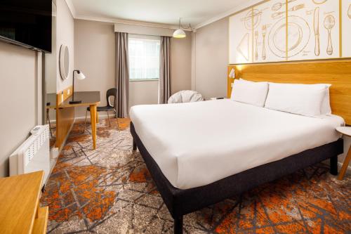 Habitación con cama grande del hotel Ibis Styles Birmingham Centre. Foto 7