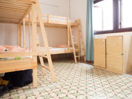 Cama en habitación compartida mixta de 6 camas del hotel Lua Lua Las Palmas. Foto 3