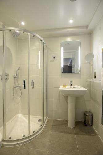 Habitación Doble Estándar - 2 camas del hotel The Lensbury Resort. Foto 1