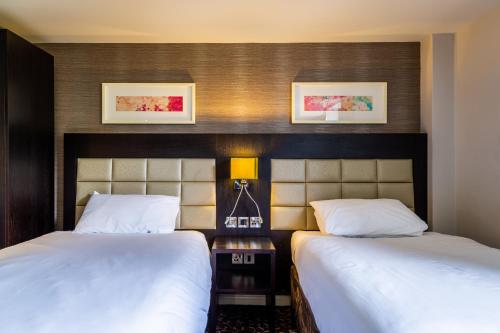 Habitación Doble Estándar - 2 camas del hotel The Lensbury Resort. Foto 3