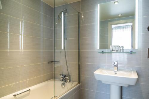 Habitación Deluxe - 1 cama grande del hotel The Lensbury Resort. Foto 1