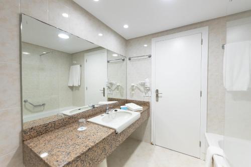 Habitación Doble con vistas a la montaña del hotel Complejo BLUESEA Puerto Resort Compuesto Por Canarife Y Bonanza Palace. Foto 15