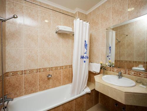 Habitación Triple con balcón del hotel Marte. Foto 1