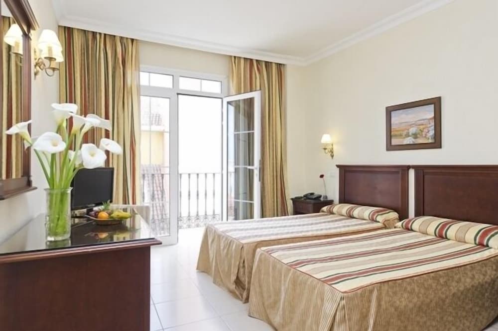 Habitación doble con balcón francés del hotel Marte