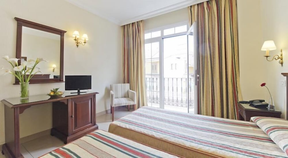 Habitación doble con balcón francés del hotel Marte. Foto 1