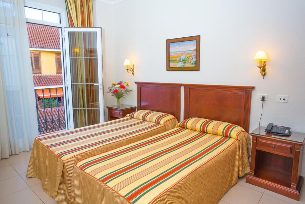 Habitación doble con balcón francés del hotel Marte. Foto 2