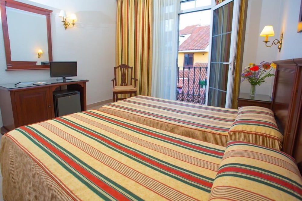 Habitación doble con balcón francés del hotel Marte. Foto 3